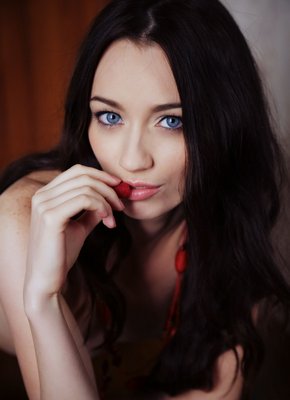 Голая красотка с маленькими титьками в чулках